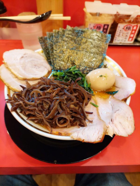 「裏チャーシューメン中+キクラゲ+ライス」@家系ラーメン 裏大輝家 青物横丁店の写真