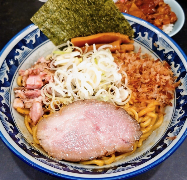 「油そば＋牛すじ丼ミニ」@兎に角 柏店の写真