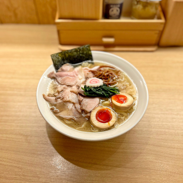 「塩ラーメン＋味玉」@長岡食堂 東京ラーメン横丁店の写真
