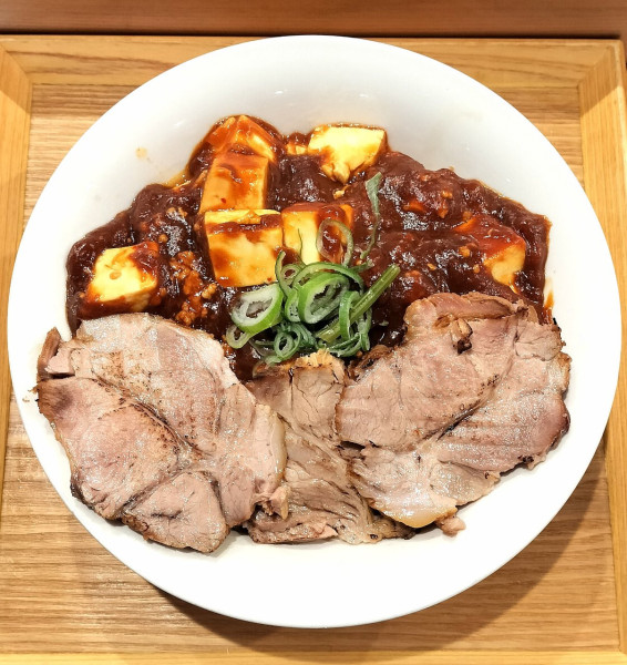 「マーボー麺(汁なし、辛口) 990円＋チャーシュー 300円」@麺飯酒処 梵の写真