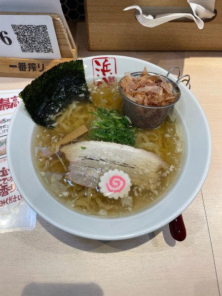 「利尻昆布と煮干し追いかつお中華そば(890円)」@巻き鮨 中華そば 浜八 横浜ランドマークタワー店の写真