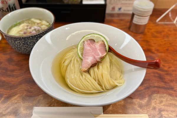 「特製昆布水つけ麺（煮干し）¥1400、肉ワンタン¥250」@三馬路 東京店の写真