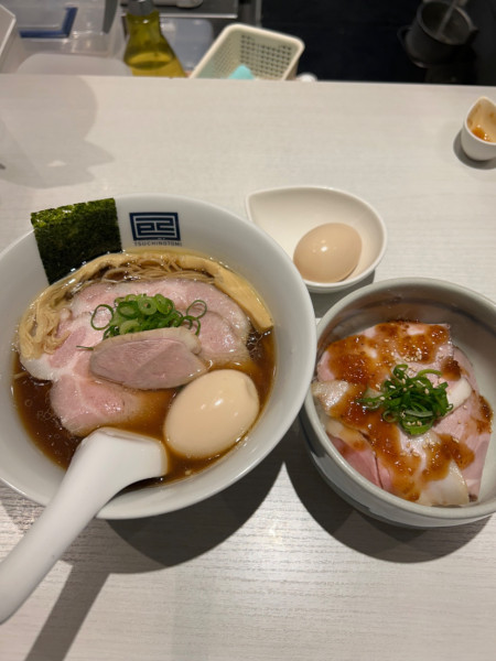 「特製淡麗醤油らーめん レアチャーシュー丼」@淡麗拉麺 己巳の写真