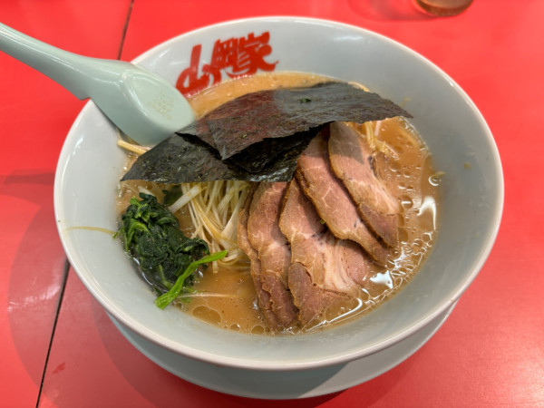 「醤油ネギチャーシューメン」@ラーメン山岡家 日立東金沢店の写真