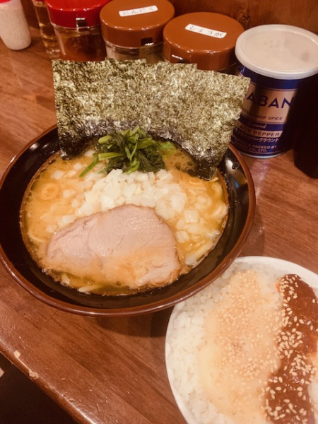 「ラーメン並830円 ライス150円 玉ねぎ50円」@横浜家系 まるに家の写真