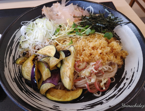 「冷し薬味そば（650円）、かき揚げ（無料クーポン券使用）」@ゆで太郎 北本深井店の写真