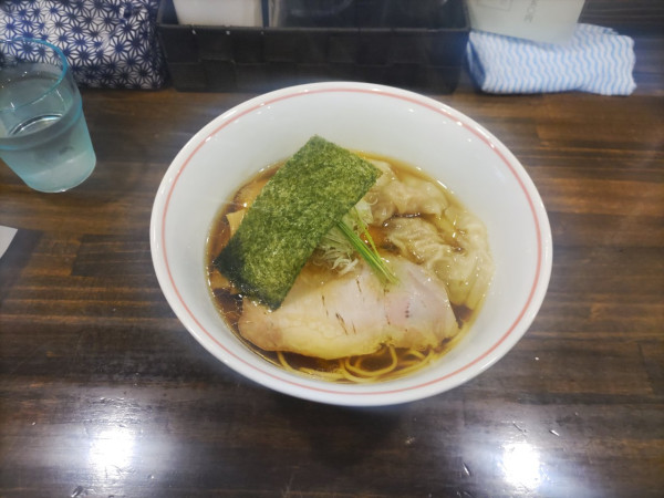 「醤油らーめん＋雲呑」@らぁ麺  麦一粒の写真