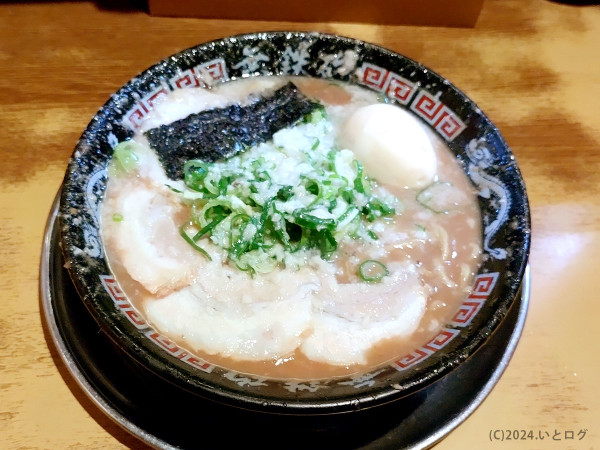 「とんこつラーメン（半熟味玉入）」@無鉄砲 大阪店の写真