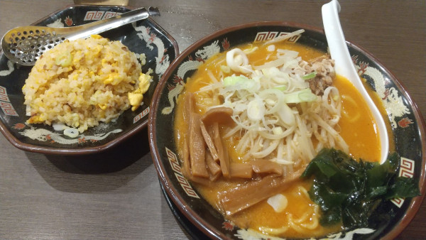 「辛味噌らーめん大 半炒飯」@北海道らーめん 熊源の写真