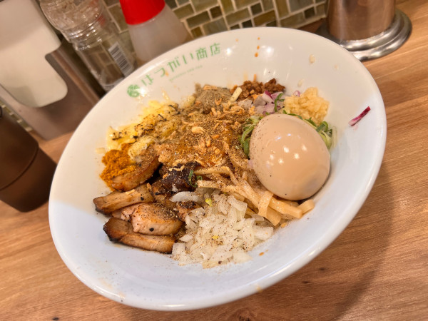 「【限定】カズ店長のまぜそば」@はつがい商店の写真