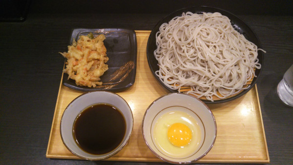 「旬野菜のかき揚げせいろ、2枚もり、生玉子」@小諸そば 神楽坂店の写真