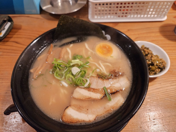 「とんこつ醤油+ピリ辛高菜」@いっとく家らーめん 四日市駅前店の写真