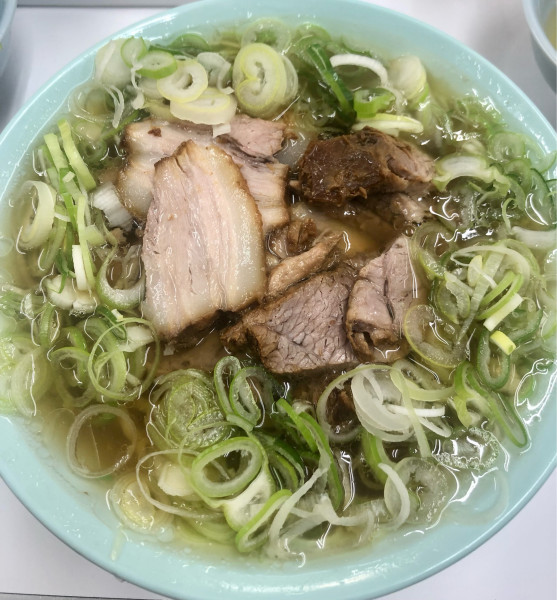 「チャーシュー麺 ネギ生卵1000+100+50円」@ともちんラーメンの写真