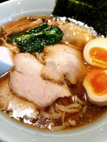 「涼虎らぁめん・しょうゆ・味玉増し」@らぁめん 涼虎の写真