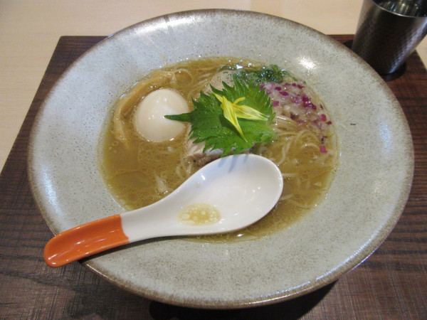 「松葉蟹の蕎麦（８８０円）＋味玉１３０円」@与しおかの写真