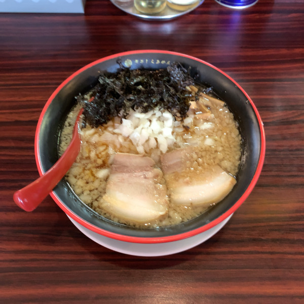 「燕黒らーめん中脂850＋刻み玉ねぎ130」@煮干しらあめん 燕黒の写真