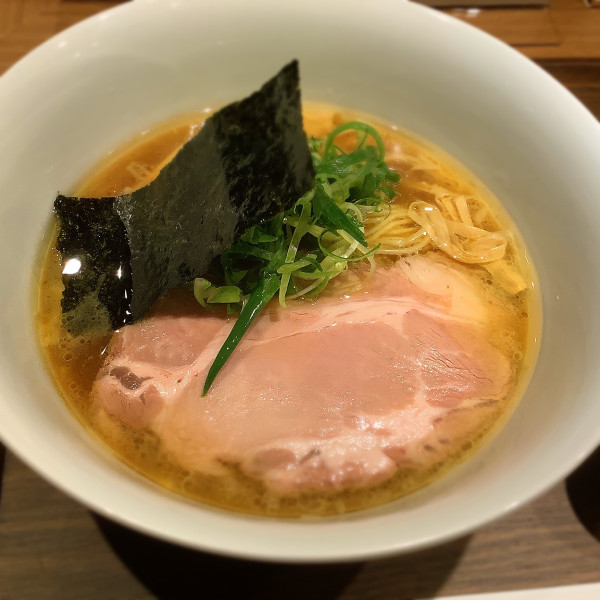「醤油らぁ麺　1100円」@横浜 らぁ麺 めだか堂 横浜モアーズ店の写真