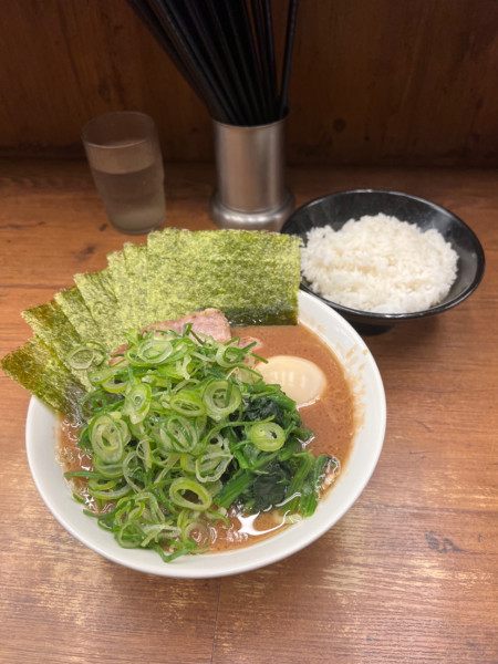 「特製ラーメン並(¥1100)+ライス(¥100)」@横浜家系らーめん 武道家 吉祥寺店の写真