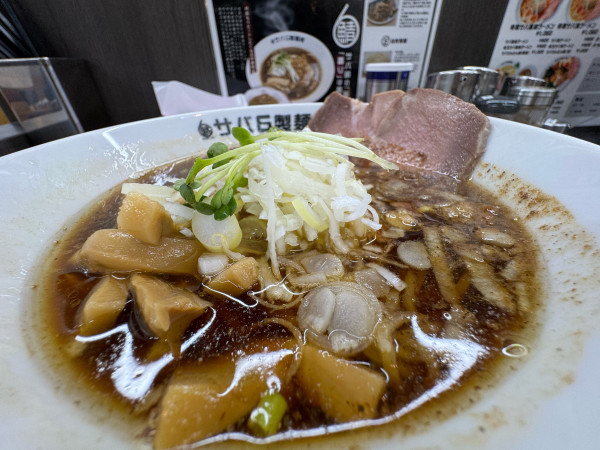 「サバ醤油＋よだれ鶏飯（とりめし）」@サバ6製麺所 藤沢柄沢店の写真