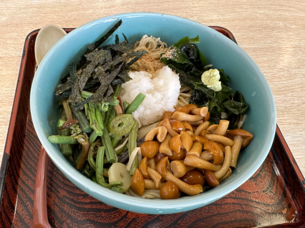 「おろしなめこそば（並盛）850円」@すかや 鶴見支店の写真