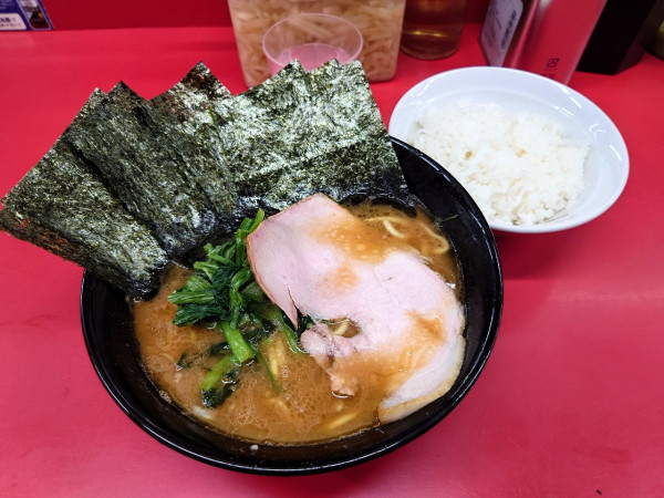 「並ラーメン海苔 ライス」@ラーメン杉田家の写真