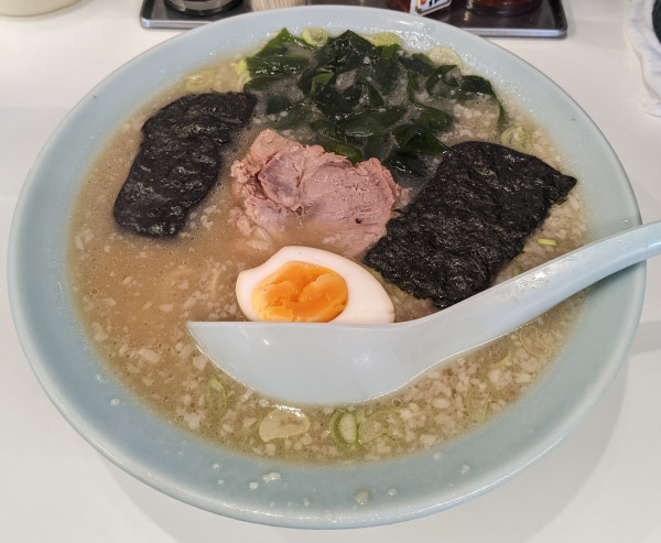 「ラーメン並 + 卵」@とんとんラーメン 川口店の写真
