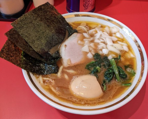 「味玉ラーメン + 玉ネギ」@横濱ラーメン 裏野中家 西川口店の写真
