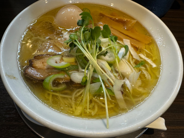 「あっさり鶏塩ラーメン玉子トッピング」@ら〜めん剣豪の写真