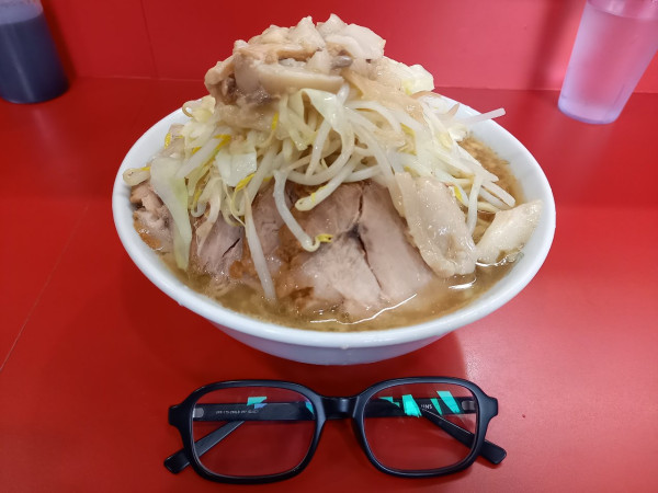「小豚入り(にんにく少し・野菜・アブラ)」@ラーメン二郎 生田駅前店の写真