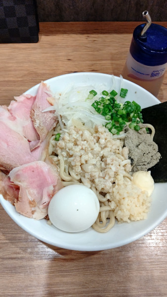 「味玉大蒜小烏流まぜそば　1150円」@煮干拉麺 小烏丸 問屋町店の写真