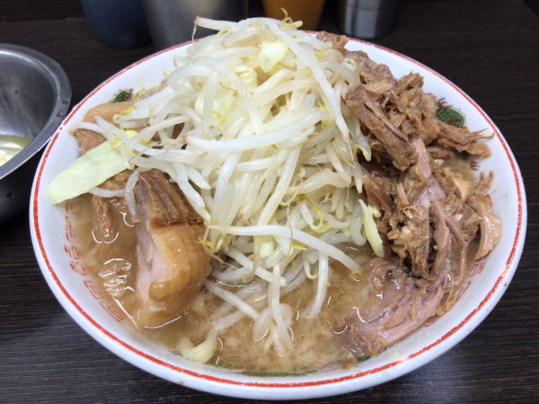 「ラーメン(ニンニク)+生玉子+ほぐし豚 1130円」@ラーメン二郎 川越店の写真