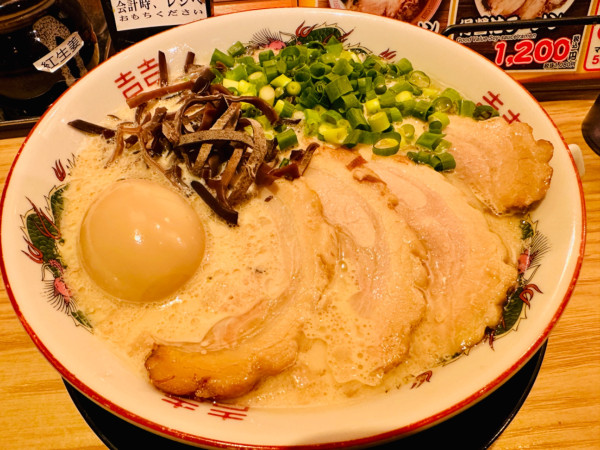 「得だるまラーメン【1200円】」@濃厚豚骨ラーメン だるま一家 府中分店の写真