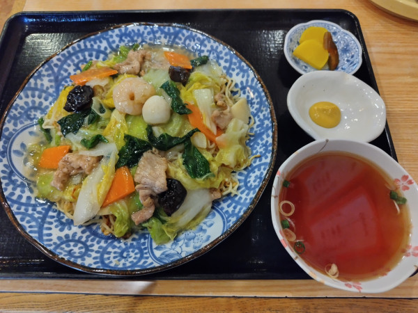 「什景炒麺（シーチンチャオメン）　※スープ、漬物、からし付き」@中華料理 檸檬の写真