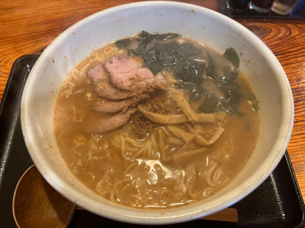 「辛胡麻らーめん（大盛）」@友ぞうの写真