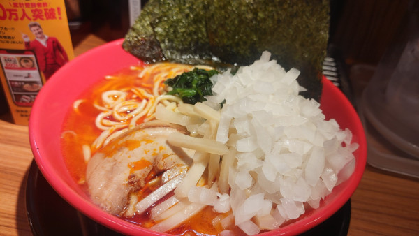 「赤辛家系ラーメン大・ほうれん草(濃いめ多め)￥1,300」@横浜家系ラーメン 壱角家 京急川崎店の写真