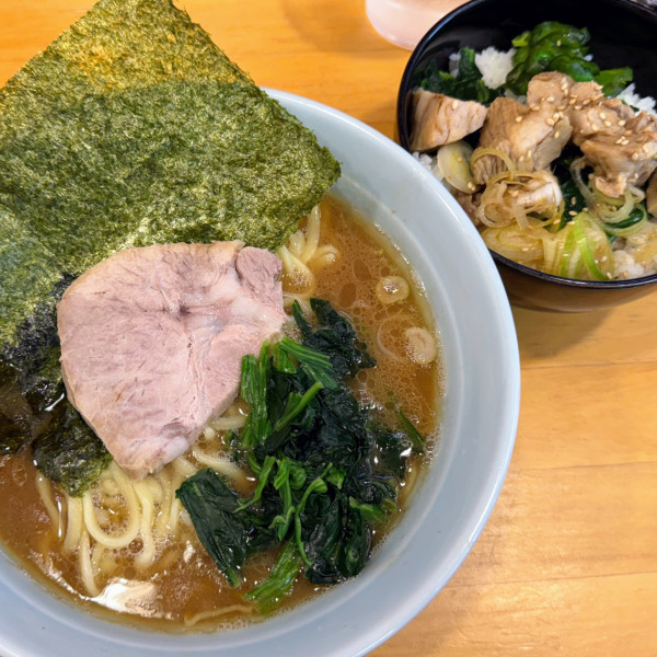 「ラーメン 並 700円＋チャーシュー丼 100円」@横浜家系ラーメン みと家の写真