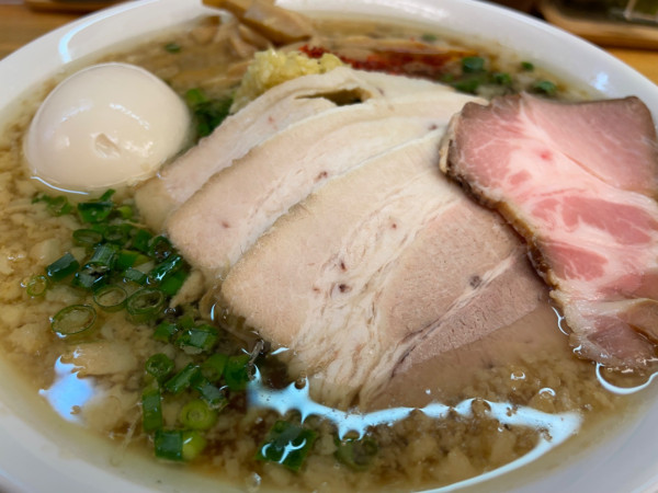 「特製背脂醤油らーめん（1250円）」@麺道 六善 お花茶屋店の写真