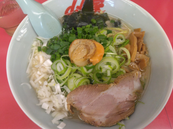 「期間限定ホタテ塩とんこつラーメン960円、クーポン薬味ねぎ」@山岡家 柏店の写真