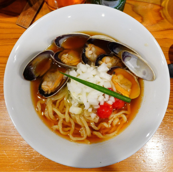 「【季節のらーめん】あさりのらーめん＋ビール」@らーめん かねかつの写真