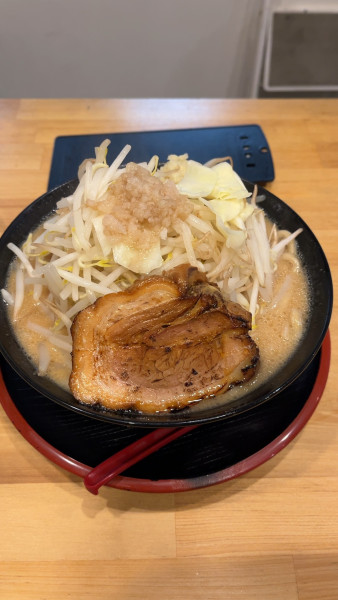 「虎次郎ラーメン 並 アブラ少なめ ニンニク野菜増し 880円」@麺屋 虎次郎の写真