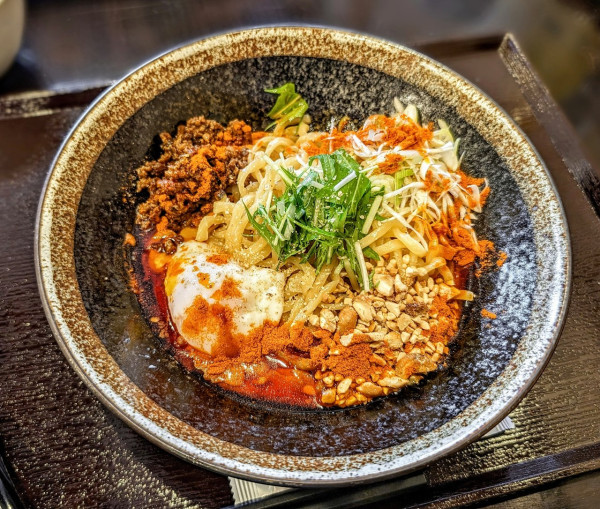 「温玉·ナッツ入り汁なし担々麺」@担々麺専門店 四川 日々担々の写真