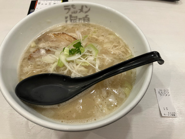 「とんこつラーメン」@ラーメン海鳴 福岡空港店の写真