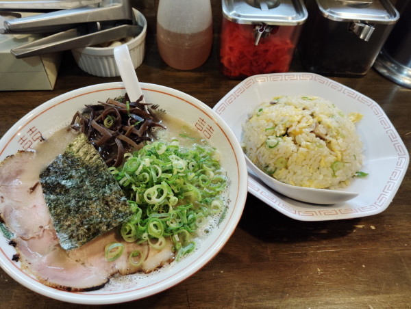 「博多ラーメン 830円 チャーハンセット 270円」@やっじゃがな 高津店の写真