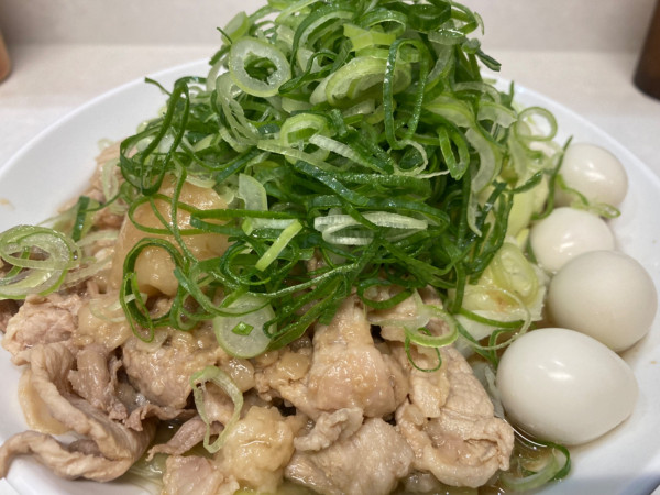 「ラーメン(大)+九条ネギ+うずら」@ファットン 金沢八景店の写真