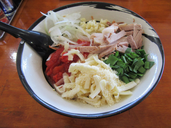 「トマトまぜそば（１１００円）＋チーズ１５０円＋追い飯１００円」@取手ラーメン 海渡の写真