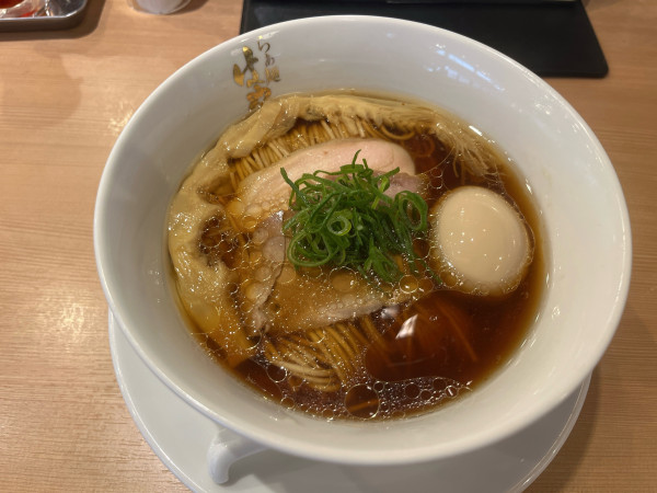 「醤油らぁ麺　味玉クーポン850円」@らぁ麺 はやし田 味の素スタジアム店の写真