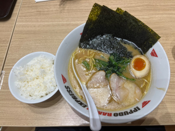 「豚骨醤油ラーメン ライス」@IPPUDO RAMEN EXPRESS 南町田グランベリーパーク店の写真