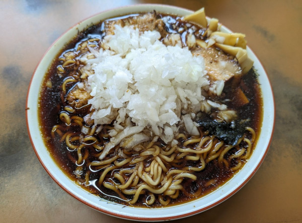 「ラーメン 950円、ヤクミ(玉ねぎ) 100円」@梅乃家の写真