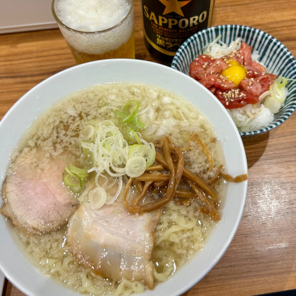 「醤油らーめん 珀  半 並鮪丼（背脂有り）＋ビール中瓶」@喜多方食堂 山海の写真