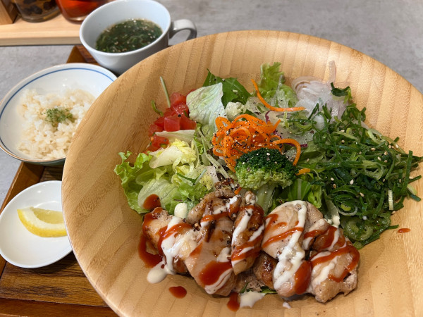 「グリルチキンのまぜそば白 ごちめしセット」@まぜそば ごち麺 赤坂見附店の写真